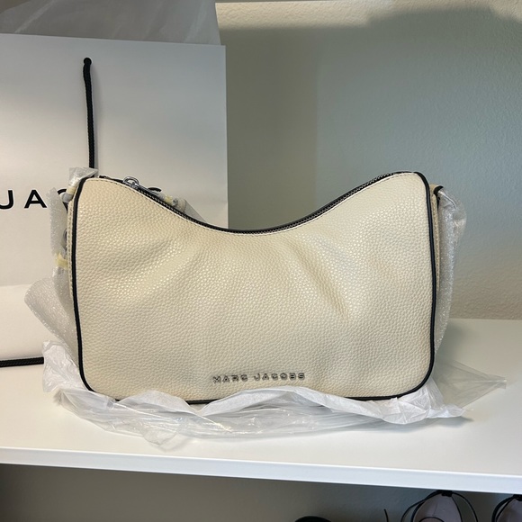 Marc Jacobs convertible shoulder hobo bag/purse with logo strap in marshmallow - Picture 4 of 12